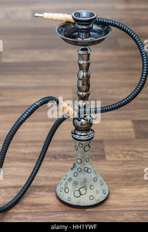 Shisha auf dem hölzernen Hintergrund. Stockfoto