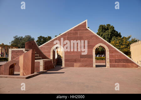Jantar Mantar Sternwarte Komplex am blauen Himmel in Jaipur, Rajasthan, Indien Stockfoto