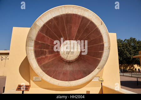 Jantar Mantar Sternwarte Komplex am blauen Himmel in Jaipur, Rajasthan, Indien Stockfoto