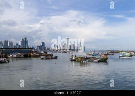 Panama-Stadt, Panama - Juni 08: kleine lokale Fischereifahrzeuge mit der Stadt im Hintergrund. 8. Juni 2016, Panama City, Panama. Stockfoto