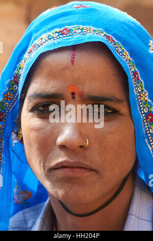 Nahaufnahme Portrait Rajasthani traditionelle indische Frau in einem kleinen Dorf in Rajasthan, Indien Stockfoto