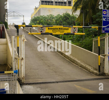 Weg zum Parkplatz auf dem Dach Gebäude Foto genommen in Jakarta Indonesien Stockfoto