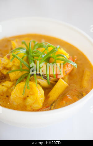 Gelbes Curry mit Garnelen Stockfoto