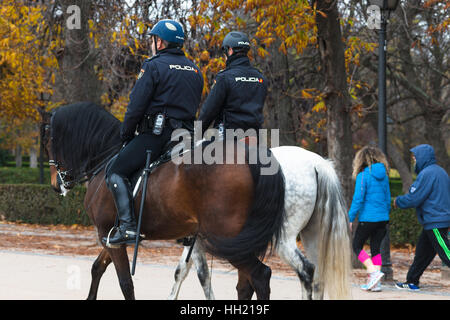 Zwei berittene Polizisten im Parque del Retiro, Madrid, Spanien. Stockfoto