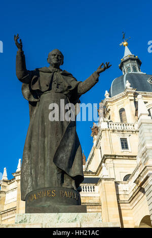 Papst Johannes Paul II. An der Vorderseite der Almudena Kathedrale in Madrid, Spanien. Stockfoto