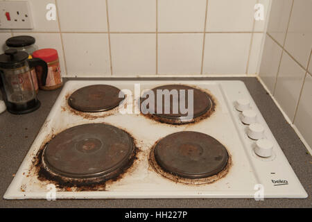 Ein schmutziger Herd Kochfeld in einem Studentenhaus Stockfoto