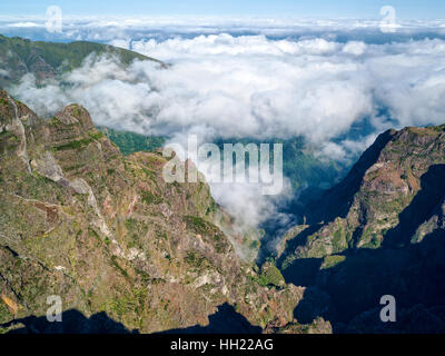 Fantastische Landschaft Rocky Mountains mit Wolken Madeira Insel, Luftbild Stockfoto