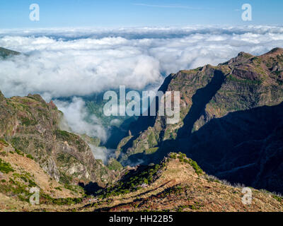 Fantastische Landschaft Rocky Mountains mit Wolken Madeira Insel, Luftbild Stockfoto