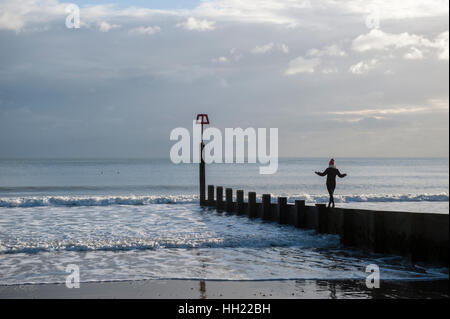 Balance-Akt in Bournemouth Stockfoto