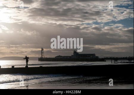 Balance-Akt in Bournemouth Stockfoto