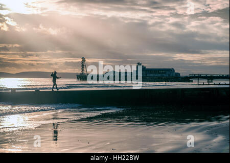 Balance-Akt in Bournemouth Stockfoto