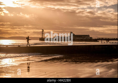 Balance-Akt in Bournemouth Stockfoto