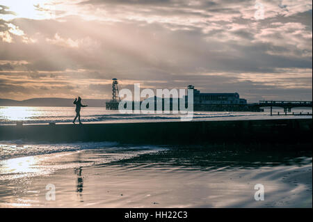 Balance-Akt in Bournemouth Stockfoto