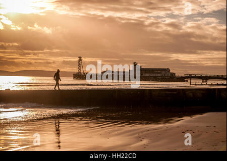 Balance-Akt in Bournemouth Stockfoto