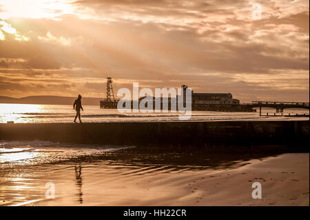 Balance-Akt in Bournemouth Stockfoto