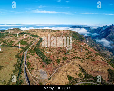 Windkraftanlagen auf Madeira Berginsel, Luftbild Stockfoto