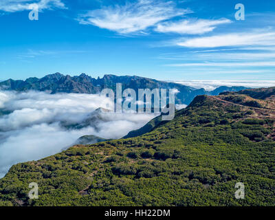 Fantastische Landschaft Rocky Mountains mit Wolken Madeira Insel, Luftbild Stockfoto