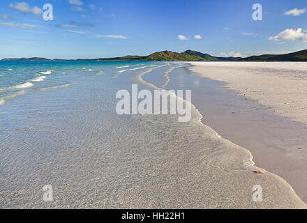 Whitehaven weißen Quarzsand Beach auf WHitsunday Island im Korallenmeer des Pazifik Australien. Tropisches Paradies von glatte Art Welle Hintergrund Hügel Stockfoto