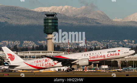 Air China Flugzeug Flugzeug Boeing777 (777-300ER) in speziellen "lächelnd China" Livree gemalt nimmt ausziehen Vancouver International Airport Stockfoto