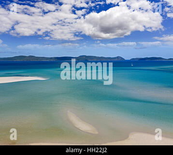 Whitehaven weißen Quarzsand Strand Insel im Luftbild von oben. Flach und seichten Bucht fallenden sauber tiding Wasser unter blauem Himmel. Stockfoto