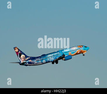 WestJet Boeing 737 gemalt (737-800) C-GWSV Flugzeug in Disney "Eingefroren" Sonderlackierung Stockfoto