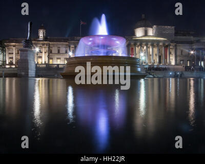 Brunnen in der Nacht auf dem Trafalgar Square mit der National Gallery Stockfoto