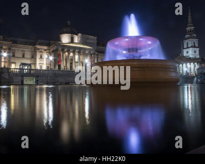 Brunnen in der Nacht auf dem Trafalgar Square mit der National Gallery Stockfoto