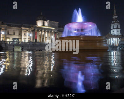 Brunnen in der Nacht auf dem Trafalgar Square mit der National Gallery Stockfoto