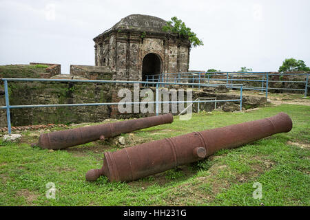 Juni 10, 2016 Colon, Panama: Gusseisen Kanonen am Eingang zu den Ruinen der Festung San Lorenzo ein UNESCO-Welterbe Stockfoto