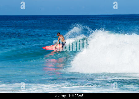 6. September 2016 - Banzia Pipeline Oahu Hawaii. Eine Surfer reitet große Wellen auf Oahu berühmten Surf. Stockfoto