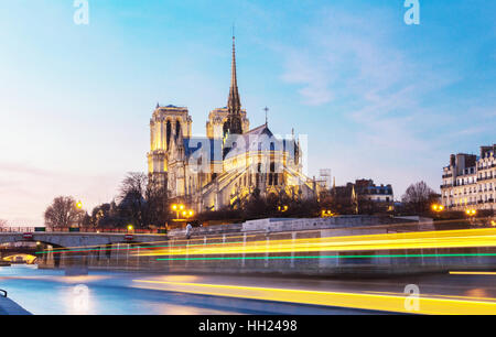 Die Notre-Dame ist historische katholische Kathedrale, eine der meistbesuchten Sehenswürdigkeiten in Paris, als eines der schönsten Beispiele der französischen Gotik ein Stockfoto