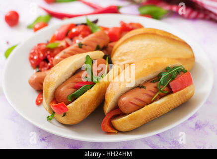 Hot Dog mit Wurst und Gemüse im griechischen Stil. Stockfoto