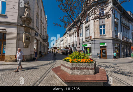 Ulica Jagiellonska Fußgängerzone an heißen Sommertag in Nowy Sacz, Kleinpolen, Polen Stockfoto