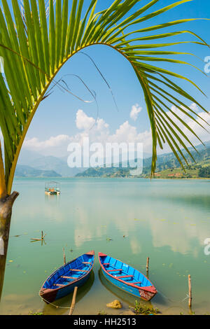 Schöne Aussicht auf zwei Boote am See. Stockfoto