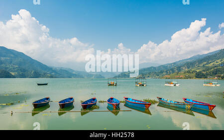 Bunte Boote im See verankert. Stockfoto