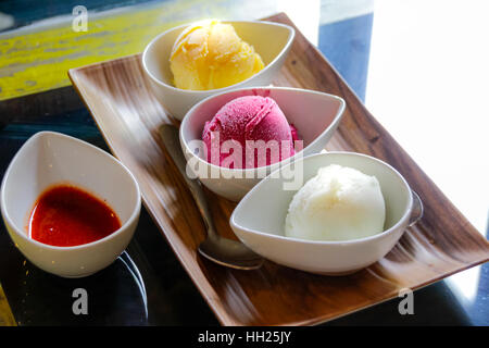 Foto von drei Kugeln Eis Stockfoto