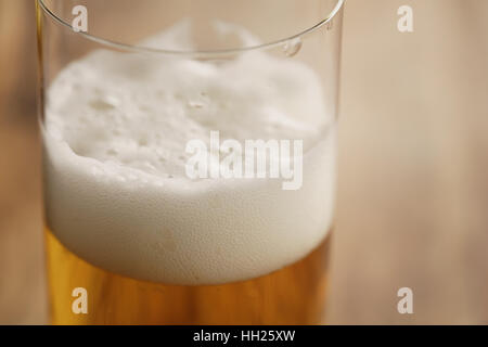 Makroaufnahme von Lager-Bier in einem Glas Stockfoto