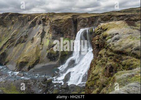 Fagrifoss ist Wasserfall befindet sich im südöstlichen Island in der Nähe der Lakikrater-Region. Stockfoto