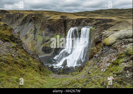 Fagrifoss ist Wasserfall befindet sich im südöstlichen Island in der Nähe der Lakikrater-Region. Stockfoto