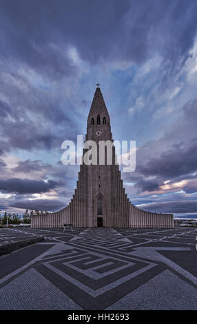 Hallgrímskirkja ist eine evangelische Pfarrkirche in Reykjavík, Island. Mit 73 Metern Höhe ist es die größte Kirche in Island. Stockfoto