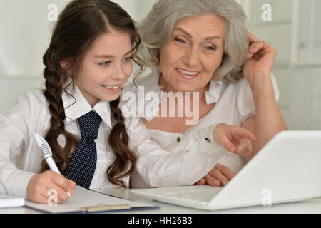 Oma mit Enkelin mit laptop Stockfoto