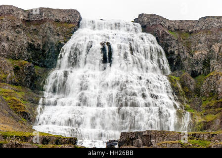 Dynjandi ist eine Reihe von Wasserfällen befindet sich in den Westfjorden Islands. Die Wasserfälle haben eine kumulierte Höhe von 100 Metern. Stockfoto