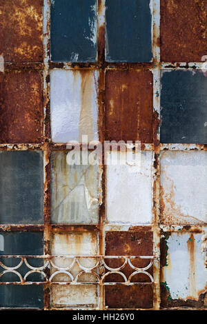 Alte verwitterte rostige Metalltür Stockfoto