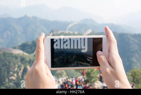 Happy Tourist unter Bild auf der chinesischen Mauer Stockfoto