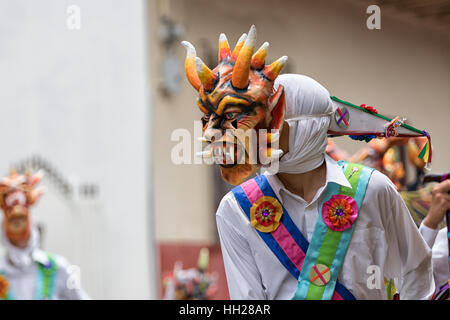 Mai 25, La Villa de Los Santos, Panama: Männer tragen bunte traditionelle Maske und Kleidung während Corpus Cristi Feier Stockfoto