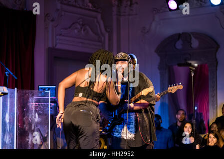 Ray BLK, Sänger, Interaktion mit ihrem Gitarristen bei einem live-Gig im September 2016. Stockfoto