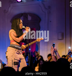 Ray BLK, UK Sänger singen mit ihrer Band bei einem live-Gig im September 2016. Stockfoto