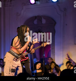 Ray BLK, UK Sänger singen mit ihrer Band auf einem live-Konzert im September 2016. Stockfoto