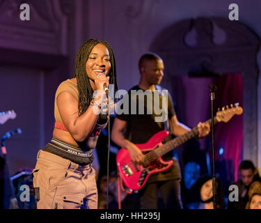 Ray BLK singen mit ihrer Band auf einem live-Konzert im September 2016. Stockfoto