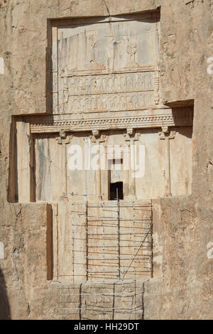 NAQSH-E ROSTAM, IRAN - 6. Oktober 2016: Nekropole von der achämenidischen Könige in Naqsh-e Rostam auf 6. Oktober 2016 im Iran, Asien Stockfoto